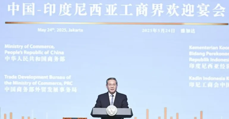 Perdana Menteri (PM) China Li Qiang saat berpidato di hadapan komunitas bisnis China dan Indonesia pada Sabtu (24/5). (Xinhua)